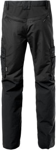 Schwarze Cargo-Hose mit Seitentaschen, versehenen mit sichtbaren Nähten und einem lässigen Design.