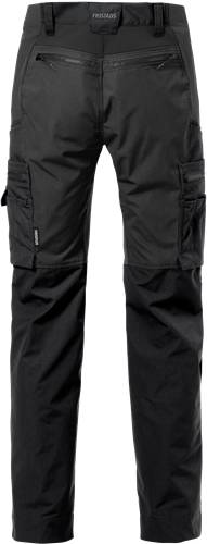 Schwarze Cargohose mit mehreren Taschen, von der Taille bis zu den unteren Beinpartien vor einem dunklen Hintergrund abgebildet.