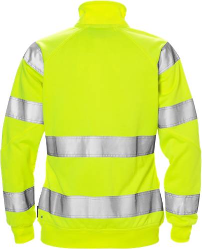 Eine Person trägt eine leuchtend gelbe Warnschutzjacke mit reflektierenden silbernen Streifen, die für die Sicherheit bei schlechten Lichtverhältnissen konzipiert ist.
