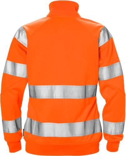 Eine Person trägt eine orangefarbene Sicherheitsweste mit reflektierenden silbernen Streifen auf den Ärmeln und dem Torso, von hinten gesehen.