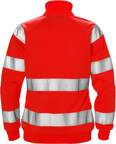 Eine Person, die von hinten eine leuchtend rote Jacke mit reflektierenden silbernen Streifen trägt und Sicherheits- oder Sichtbarkeitskleidung andeutet.