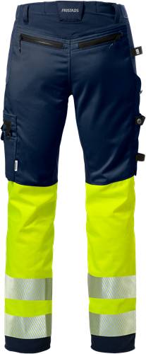 Das Bild zeigt eine Nahaufnahme von Arbeitshosen mit leuchtend gelben Hosenbeinen in Warnfarbe und dunkelblauen oberen Abschnitten, getragen von einer nicht identifizierten Person.
