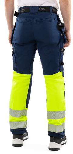 Eine Person, die eine Hose mit marineblauer oberer Hälfte und leuchtend gelber unterer Hälfte trägt, konzipiert für Sichtbarkeit oder Arbeitskleidung.