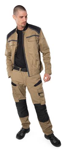 Eine Person, die eine beige Utility-Jacke und Cargohose mit schwarzem Shirt trägt. Die Kleidung weist mehrere Taschen und einen lässigen Stil auf.