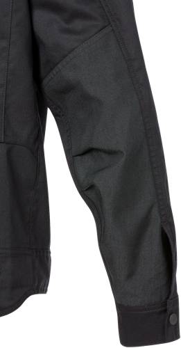 Eine Nahaufnahme eines schwarzen Ärmels und Schulterbereichs einer Jacke, die die Textur des Materials und die Nähte im Detail zeigt.