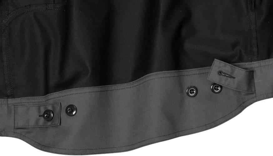 Eine Nahaufnahme des Saums einer schwarzen Jacke mit drei schwarzen Knöpfen, die einen Abschnitt des Stoffes und Details der Naht zeigt.