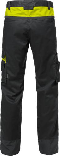 Eine Hose aus schwarzem Utility-Stoff mit seitlichen Taschen, versehen mit einem kleinen gelben Etikett, präsentiert auf einem schwarzen Hintergrund.
