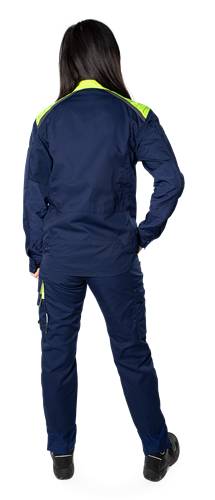 Eine Person in einem marineblau-farbenen Outfit, von hinten gesehen, vor einem schwarzen Hintergrund.