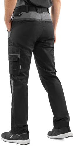 Eine Person, die schwarze Cargohose mit mehreren Taschen trägt, von hinten gezeigt.