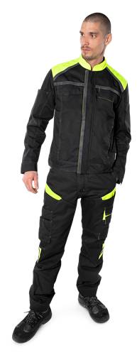 Eine Person, die einen schwarzen und neongelben Motorradanzug trägt, von Hals bis Knie abgebildet, mit entspannt an den Seiten hängenden Händen.