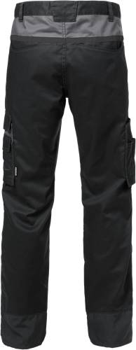 Nahaufnahme einer schwarzen Cargo-Hose mit Taschen und Nahtdetails.