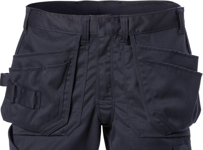 Nahaufnahme einer schwarzen Hose mit mehreren Taschen und Gürtelschlaufen, die die Vorderseite-Details und Gewebetextur präsentiert.