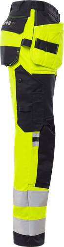 Nahaufnahme einer Warnschutz-Arbeitshose in leuchtend gelben und navy-blauen Farben mit reflektierenden Streifen, die das Sicherheitsdesign betonen.
