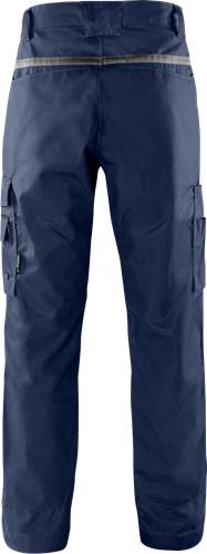 Marineblaue Cargo-Hose mit mehreren Taschen, wobei der untere Bereich der Hose mit sichtbaren Nähten und Gewebetextur gezeigt wird.