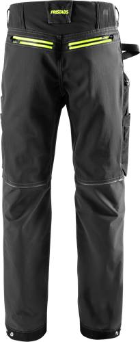 Eine Hose in dunkler Farbe mit Taschen wird vor einem einfarbigen Hintergrund gezeigt.