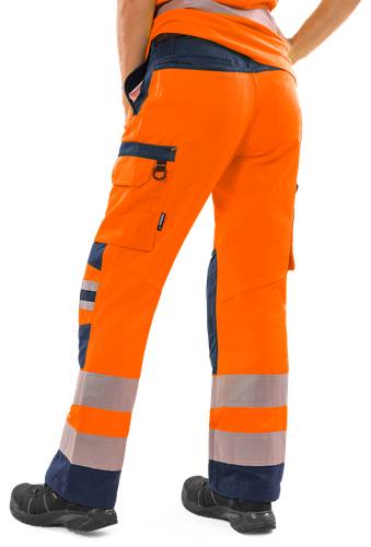 Orange Sicherheitshose mit Reflexstreifen und Taschen, entwickelt für hohe Sichtbarkeit in Arbeitsumgebungen.