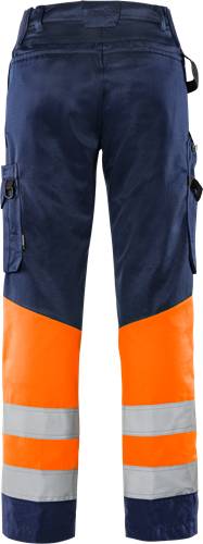 Blaue und orangefarbene Hose mit Taschen und Trägern, mit einem Farbblockdesign.
