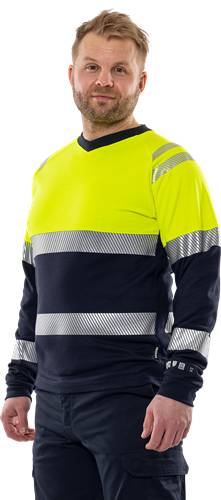 Eine Person, die ein Sicherheitshemd in Warnfarben mit reflektierenden Streifen trägt, wobei die verbesserte Sichtbarkeit für Sicherheitszwecke betont wird.