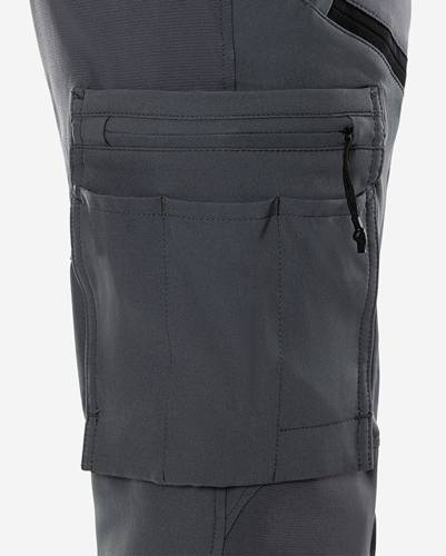 Nahaufnahme einer grauen Tasche an einer Hose mit einem Reißverschlussfach, konzipiert für praktische Nutzung und sichere Aufbewahrung.