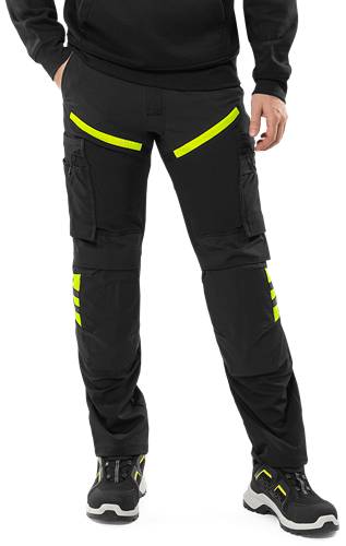 Schwarze Hose mit leuchtend gelben reflektierenden Streifen an den Taschen und den unteren Beinpartien, entwickelt für Sichtbarkeit und Sicherheit.