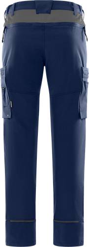 Marineblaue Cargo-Hose mit mehreren Taschen an den Seiten sichtbar.