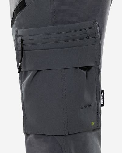 Dunkelgraue Arbeitshose mit mehreren Taschen, einschließlich einer großen horizontalen Reißverschlusstasche am Oberschenkel, die ein robustes Stoffdesign zeigt.