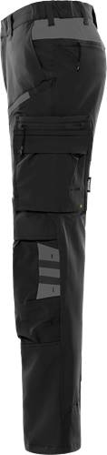 Eine schwarze und graue vertikale Tasche mit Klappe und Reißverschluss, die einen kleinen gelben Akzent aufweist. Die Tasche scheint für den Transport von Ausrüstung konzipiert zu sein.