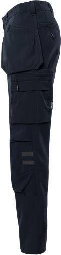 Marineblaue Arbeitshose mit mehreren Taschen, aus strapazierfähigem Stoff und funktionalem Design, geeignet für Außen- oder Handarbeiten.