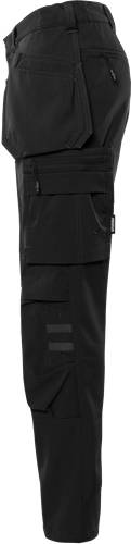Schwarze Cargohose mit mehreren Taschen und einem rechteckigen Aufnäher nahe dem Knie, die ein funktionales Design präsentiert.