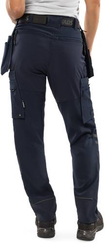 Eine Person, die schwarze Cargohosen mit mehreren Taschen trägt.