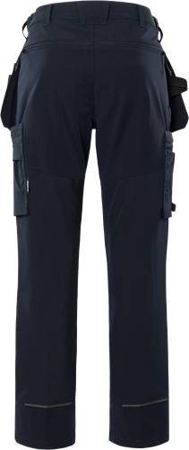 Eine Hose aus dunklem Blau in Cargostil mit mehreren Taschen, von vorne vor einem schwarzen Hintergrund betrachtet.
