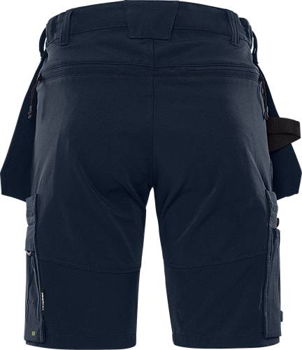 Rückansicht einer Person, die eine marineblaue Arbeitshose mit mehreren Taschen trägt, wobei der Stoff seine Strapazierfähigkeit und funktionale Gestaltung hervorhebt.