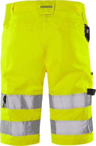 Leuchtend gelbe Arbeitsshorts mit hoher Sichtbarkeit und reflektierenden grauen Bändern in Kniehöhe, die für Sicherheitszwecke entwickelt wurden.