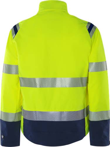 Eine Person, die eine leuchtend gelbe Sicherheitsweste mit reflektierenden silbernen Streifen trägt, von hinten betrachtet.