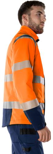 Eine orangefarbene Sicherheitsweste mit reflektierenden silbernen Streifen, die sich auf den Oberarmbereich und den Torso vor einem schwarzen Hintergrund konzentrieren.