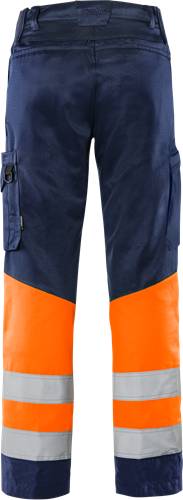 Eine Person, die eine Hose mit dunklen Hosenbereichen und leuchtend orangefarbenen knielangen Abschnitten trägt, was auf Arbeits- oder Sicherheitskleidung hindeutet.