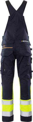 Eine Hose aus dunklen Cargo-Shorts mit seitlichen Taschen und einem hellbraunen Akzent an der Taille.