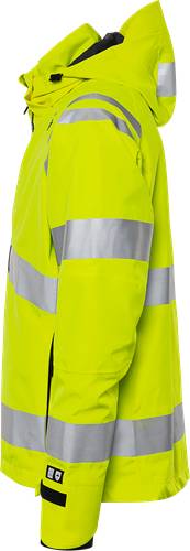 Eine neongelbe Warnschutzjacke mit reflektierenden silbernen Streifen, die typischerweise zur Sicherheit bei schlechten Lichtverhältnissen getragen wird.