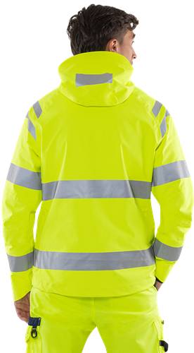 Eine Person, die von hinten eine leuchtend gelbe Warnschutzjacke mit reflektierenden grauen Streifen trägt, was Sicherheitskleidung kennzeichnet.