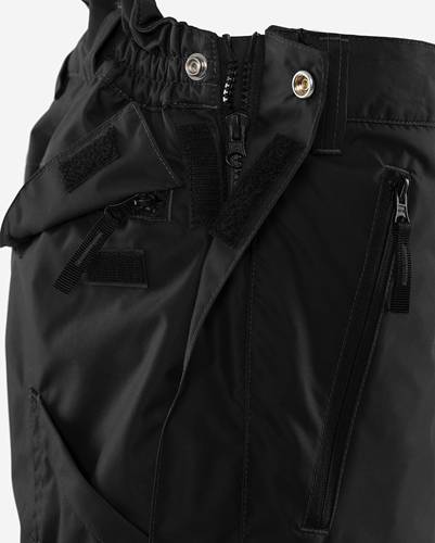 Nahaufnahme einer schwarzen Nylon-Cargohose, die eine Reißverschlusstasche und Knopfdetails präsentiert und den Stoff-Textur und Designelemente in den Fokus rückt.