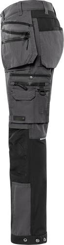 Detailaufnahme der Tasche einer grauen Hose, mit einer Klappe und einer D-Ring-Befestigung, die funktionale Designdetails hervorhebt.