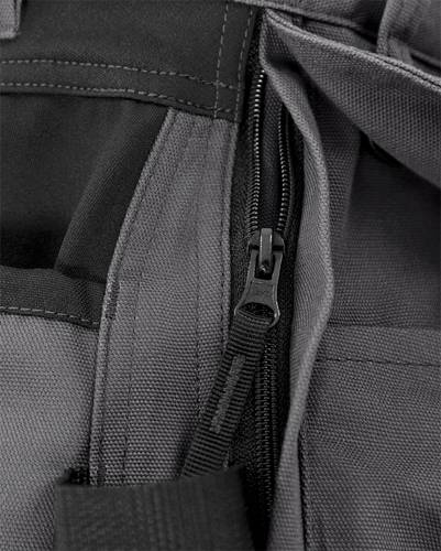 Nahaufnahme eines schwarzen Reißverschlusses auf grauem Stoff, möglicherweise Teil einer Tasche oder Jacke, mit sichtbarer Nahtdetail und Textur.