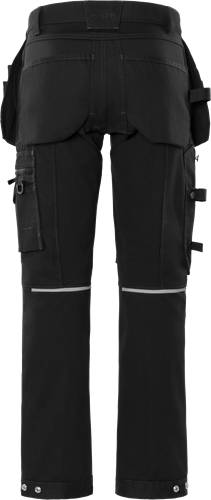 Schwarze Cargo-Hose mit mehreren Taschen und Schnallendetails an den Seiten.