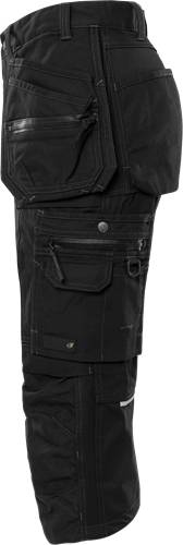 Schwarze Cargo-Shorts mit mehreren Taschen, einschließlich einer großen Haupttasche mit Reißverschluss, einer kleineren Tasche mit Klappe und Knopfdetails.