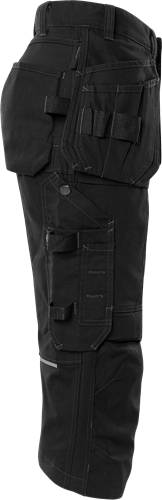 Nahaufnahme einer schwarzen Cargohose-Tasche, die mehrere Klappen und Nahtdetails zeigt und deren Design und Funktionalität hervorhebt.