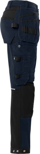 Eine Nahaufnahme eines dunkelblauen Arbeitshosenbeins mit mehreren Taschen und verstellbaren Riemen, die Funktionalität und Zweckmäßigkeit andeuten.