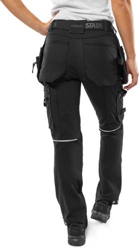 Person trägt dunkle taktische Hose, Hand ruht auf dem rechten Oberschenkel.