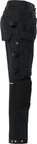 Nahaufnahme einer schwarzen taktischen Tasche an robusten Hosen, die detaillierte Nähte und Design zeigt, geeignet für Outdoor- oder Arbeitsnutzung.