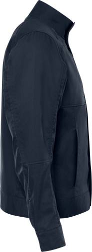 Eine Nahaufnahme von dunklem Stoff mit sichtbarer Naht und Falte, wahrscheinlich Teil eines Kleidungsstücks wie einer Hose oder eines Jackenharms.