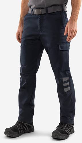 Eine Person trägt dunkelblaue Cargohose mit reflektierenden Streifen an der Tasche des rechten Beins. Die Hose hat einen lässigen, funktionalen Stil.